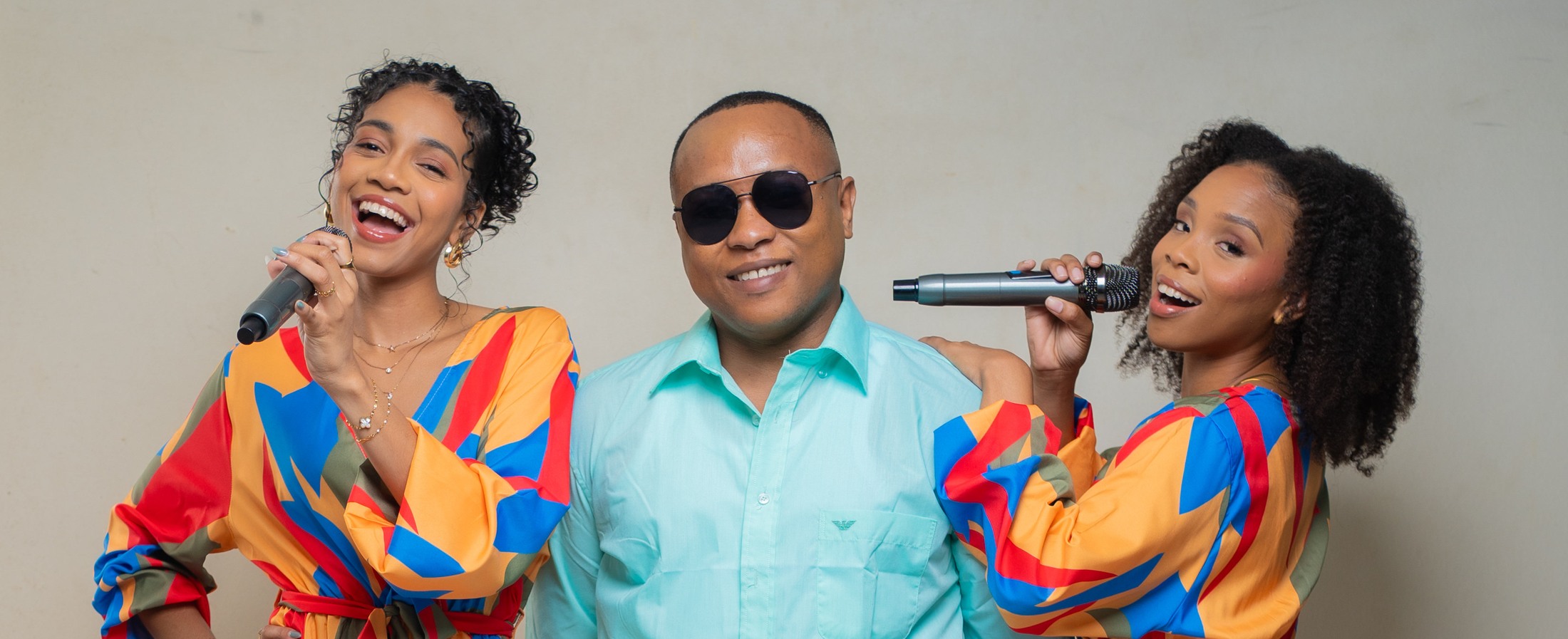 Q-Time vocalisten in kleurrijke podiumkleding